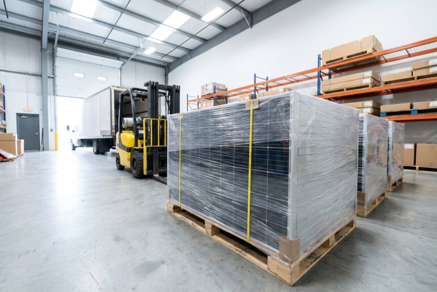Paneles solares paletizados listos para despacho